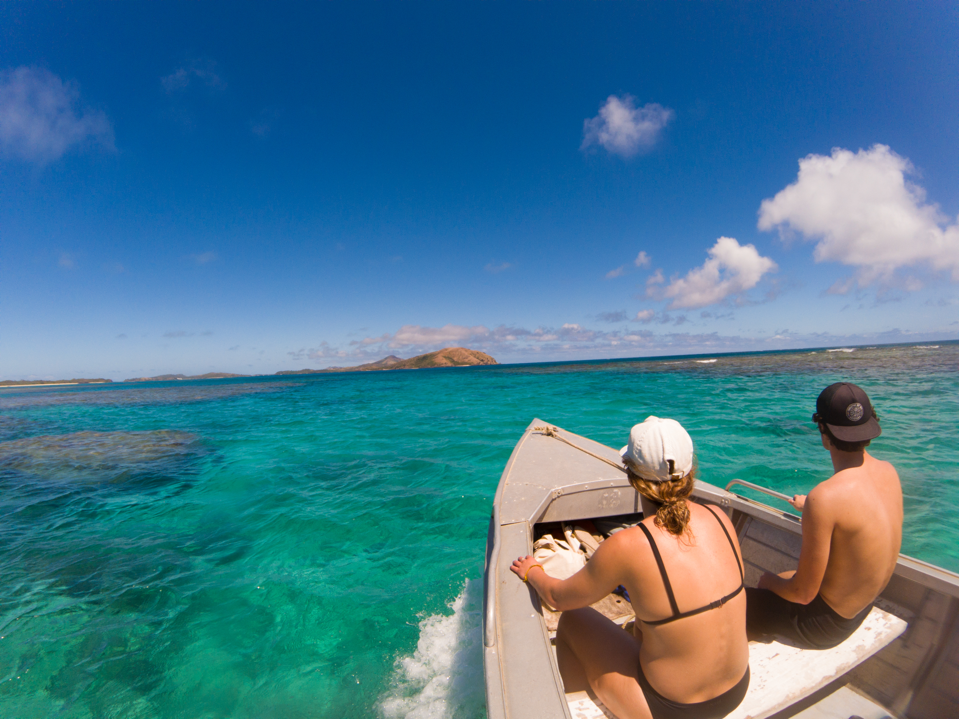 To personer i en liten båt på Fiji. Foto