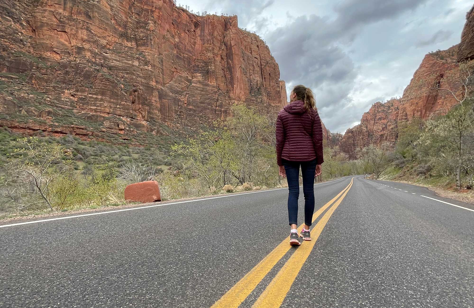 Charlotte går langs landeveien i USA