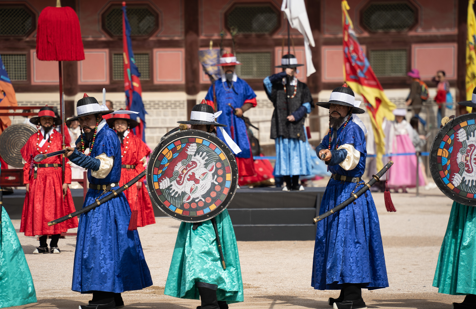 Tradisjonelle drakter foran palass i Seoul. Foto,