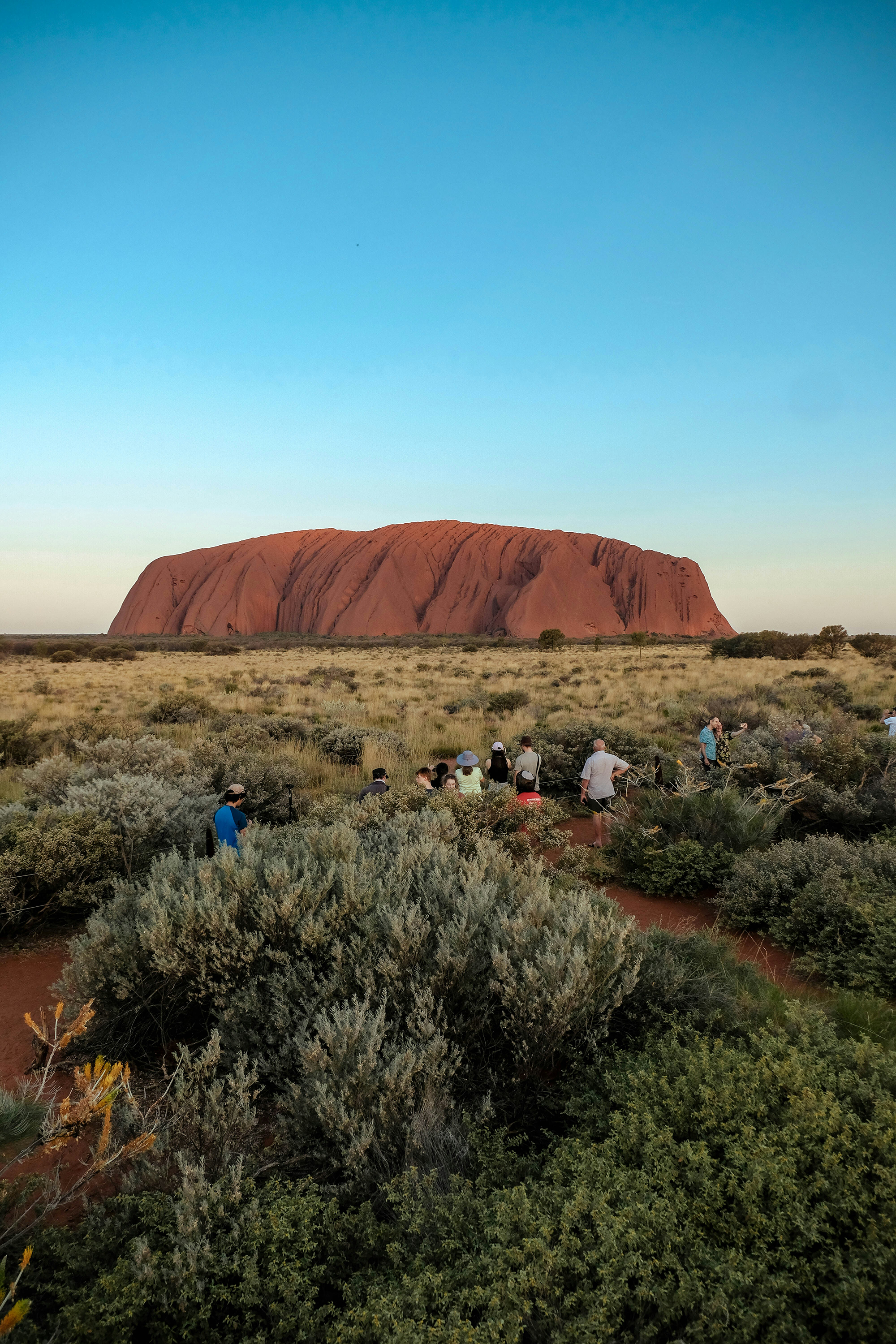Personer foran Uluru, Ayers Rock Australia. Foto.