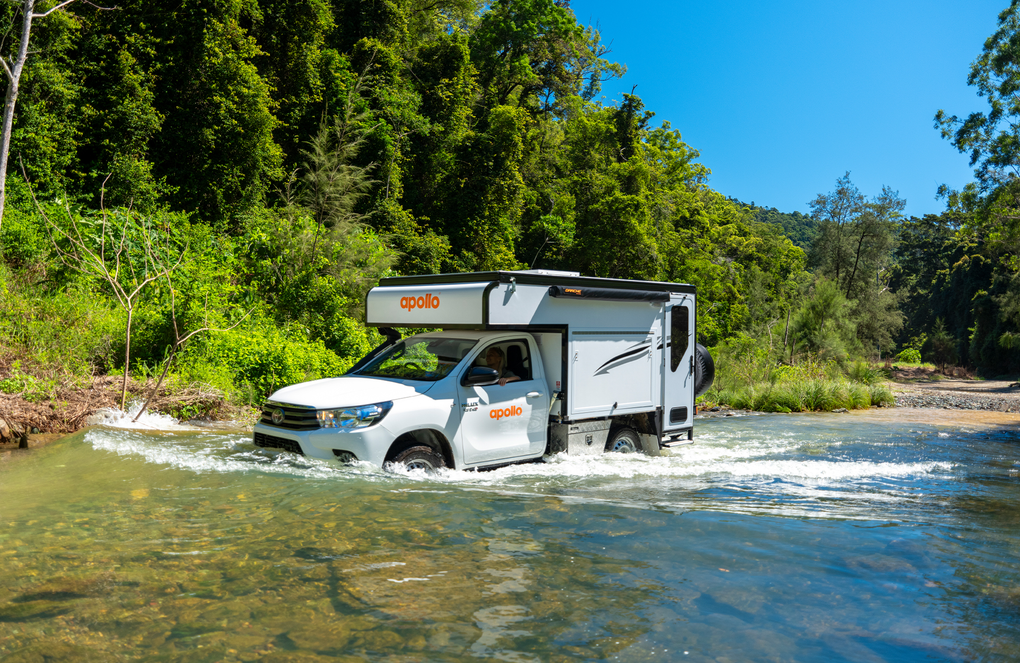 En 4wd adventure camper som kjører i vannet i Australia. Foto.