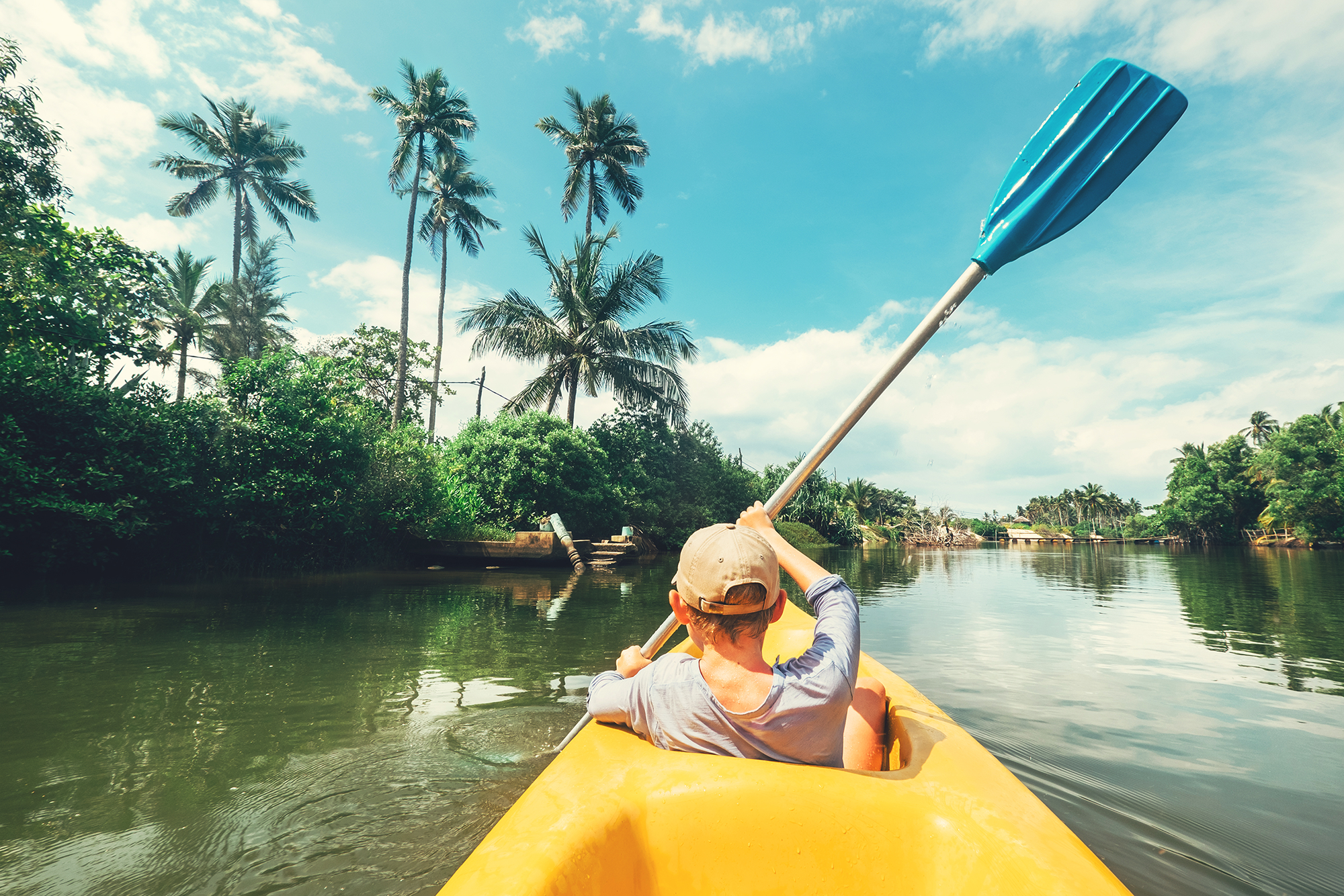 En gutt som padler. Foto.