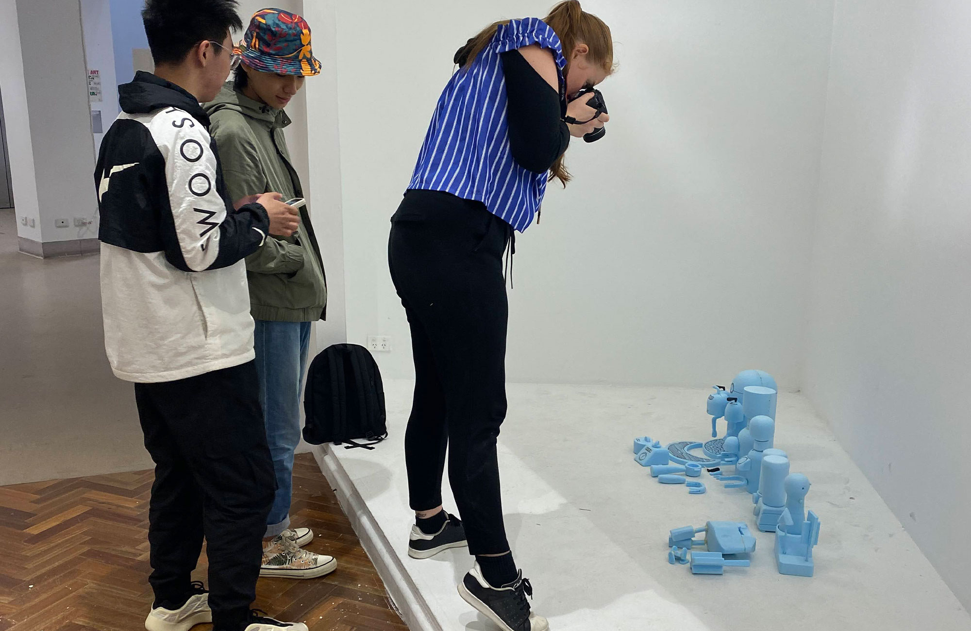 Gutt på murvegg med utsikt over byen