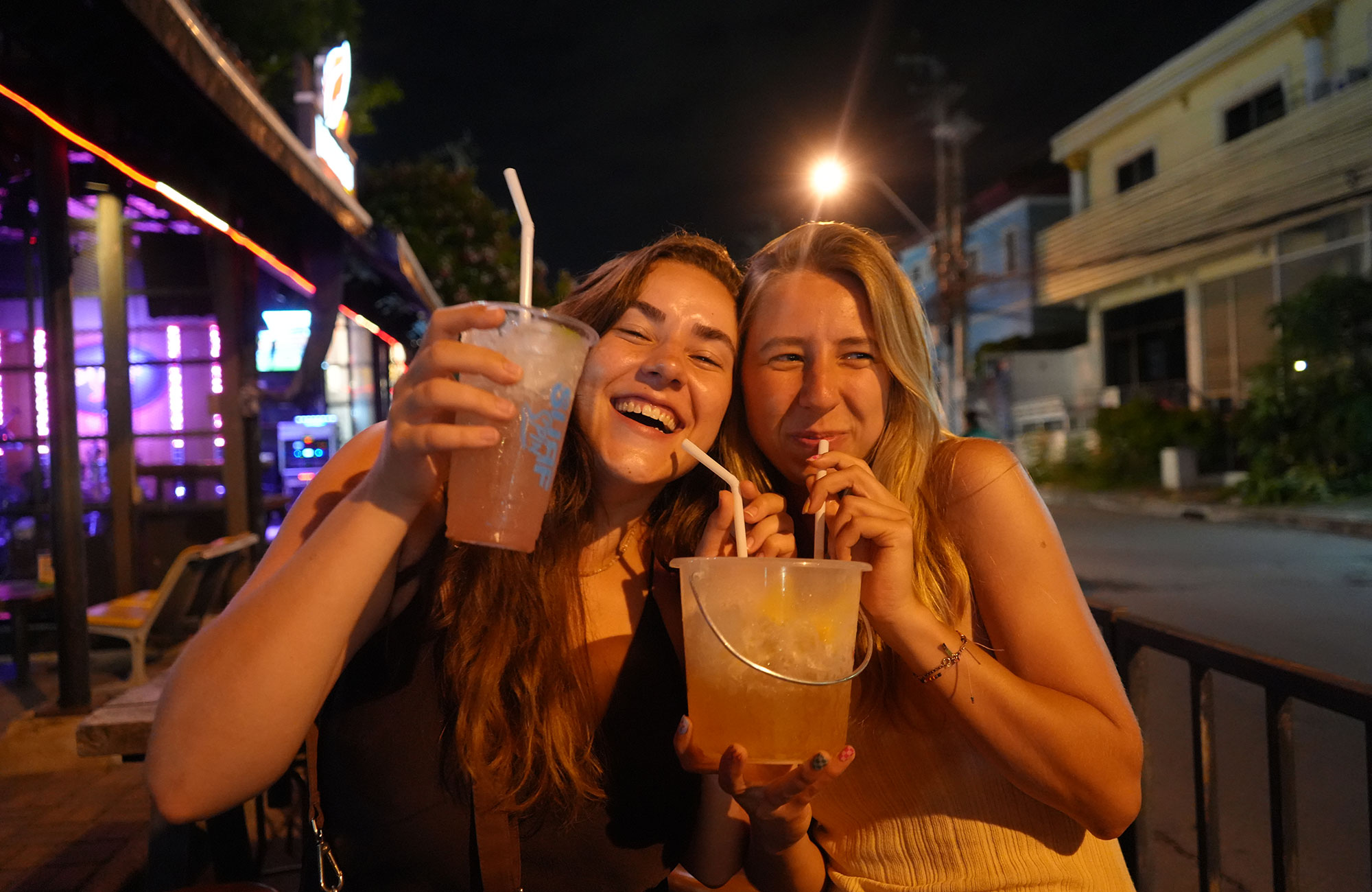 KILROY Tripmates-reizigers drinken cocktails in Thailand