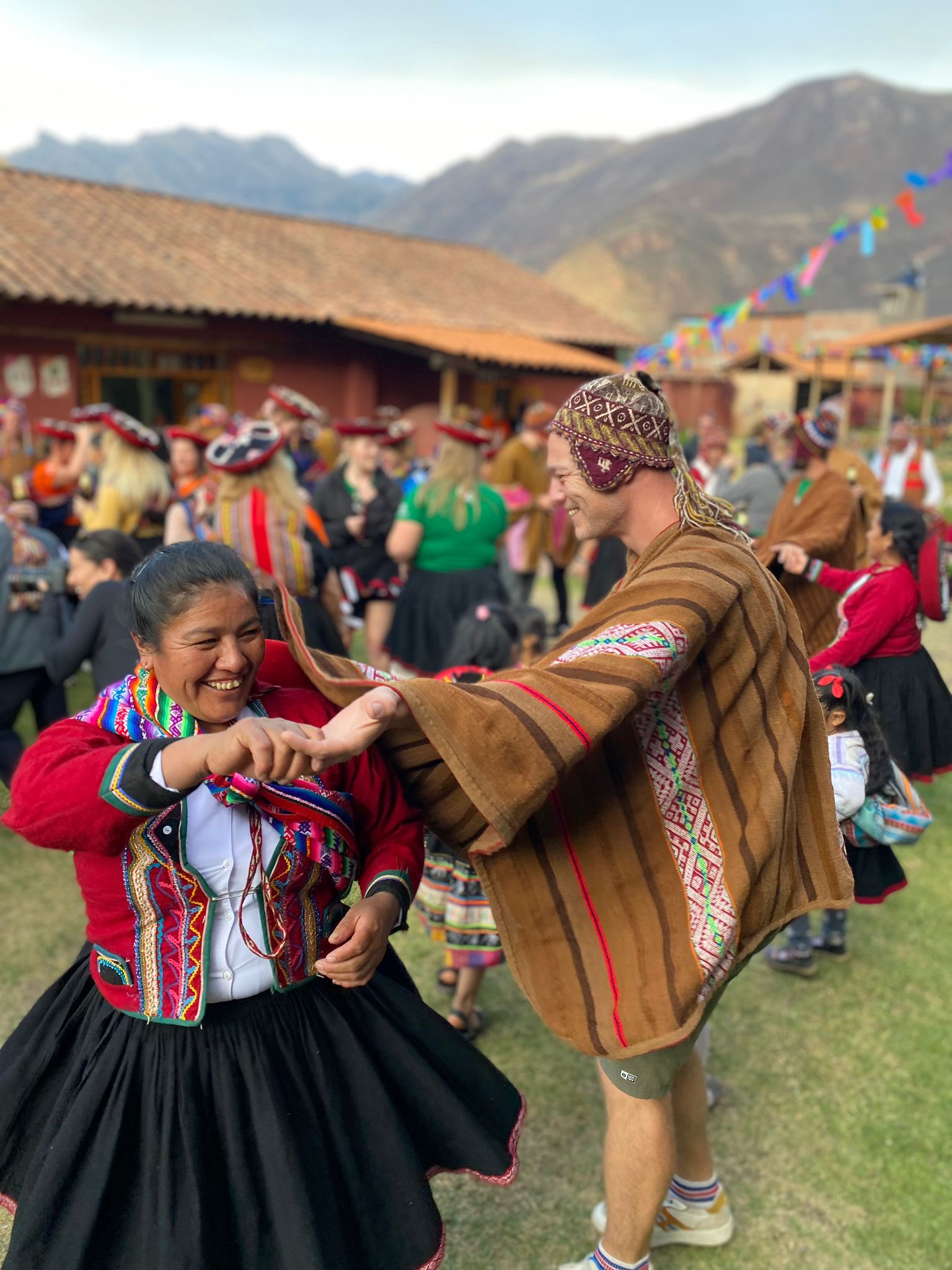 personer som danser med tradisjonelle klær i peru. foto.