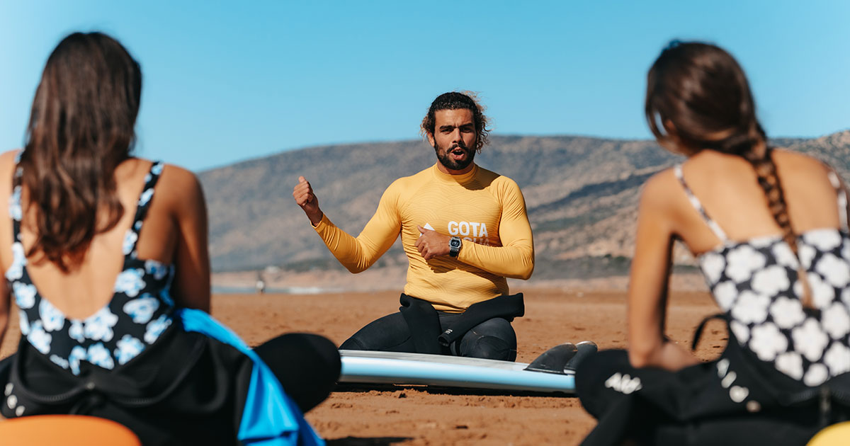 Surfinstruktør på surfcamp i Tamraght i Marokko. Foto.
