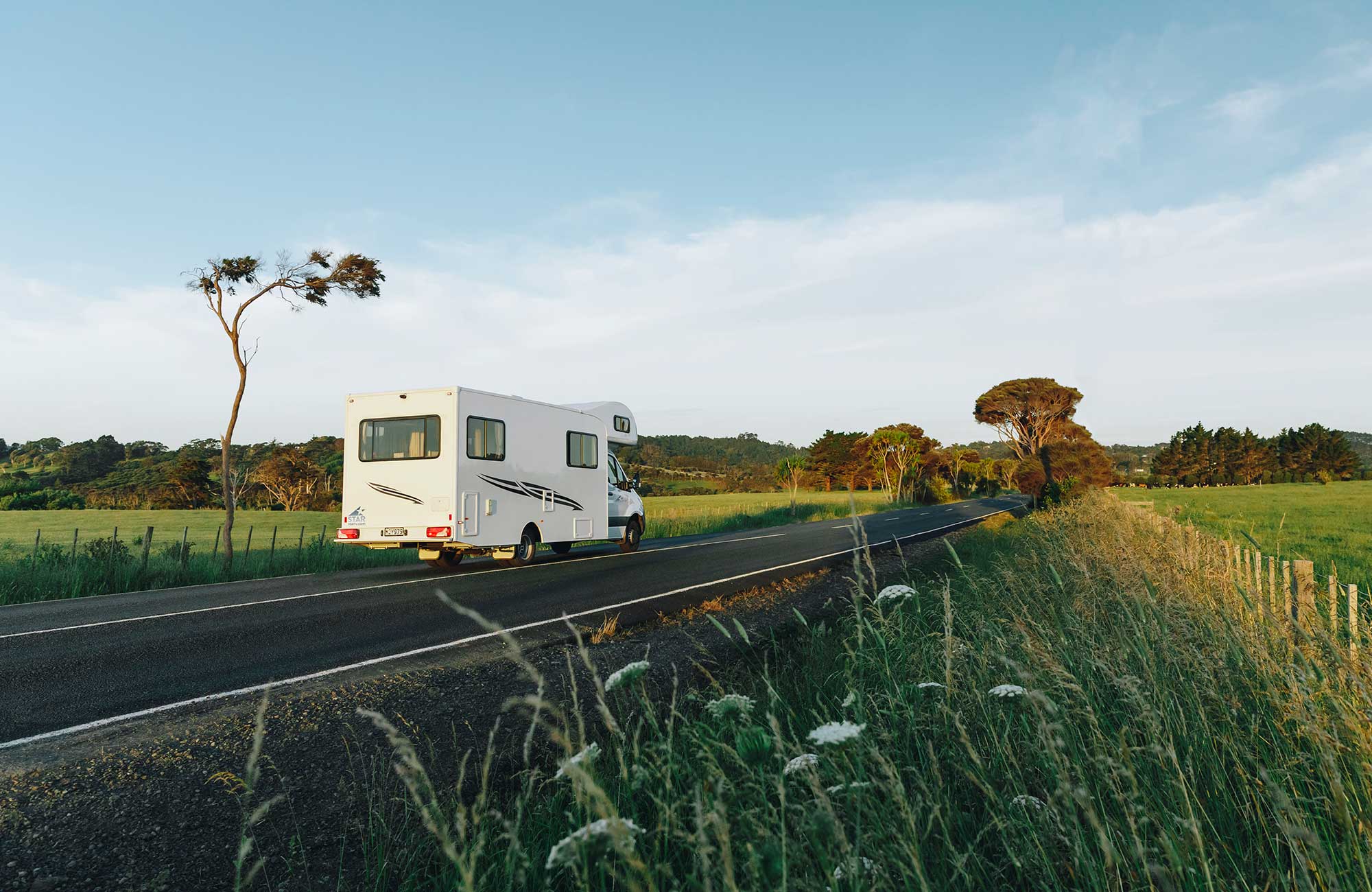 Bil som kjører på landevei