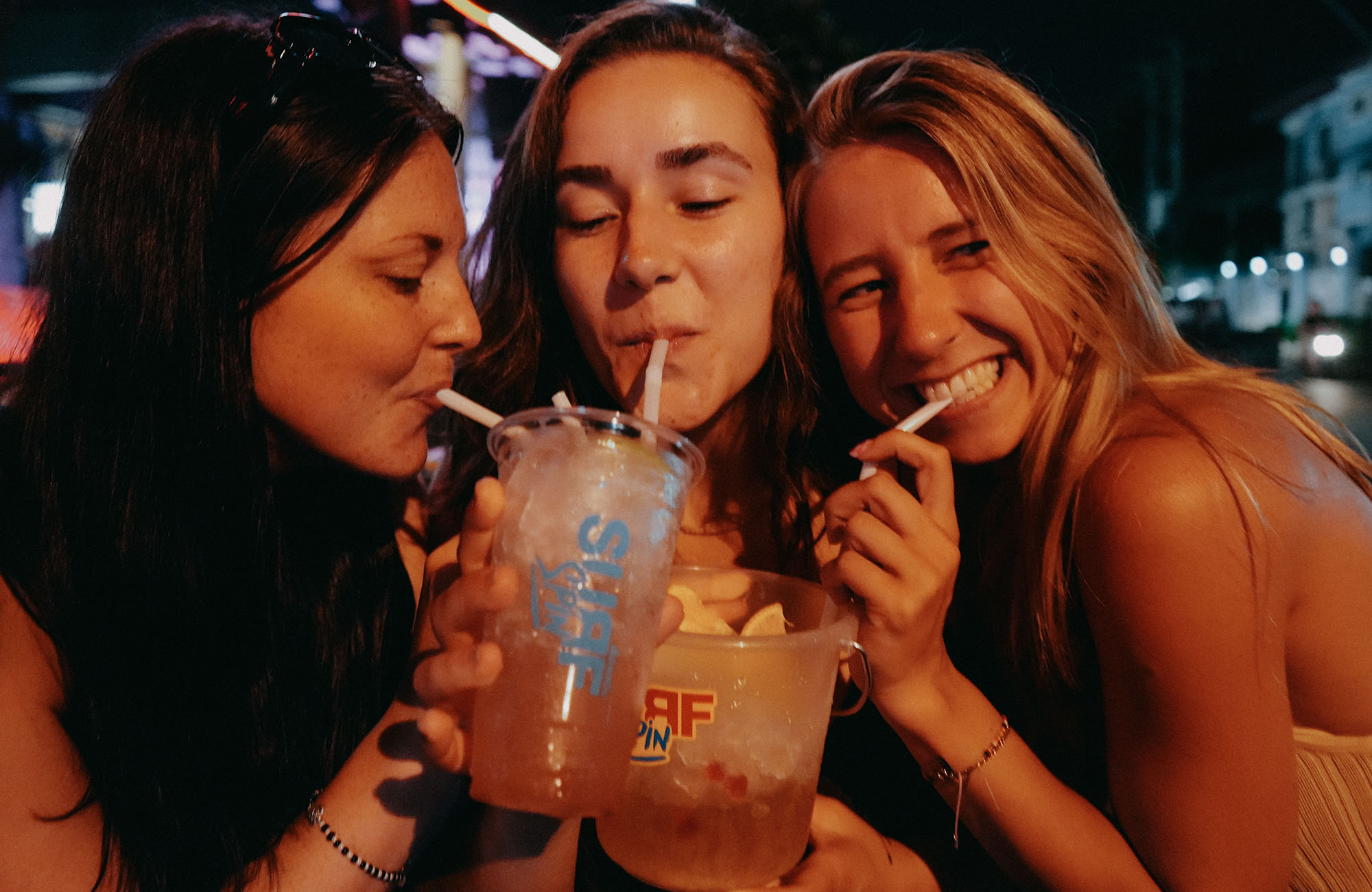 Toeristen drinken een cocktail op straat
