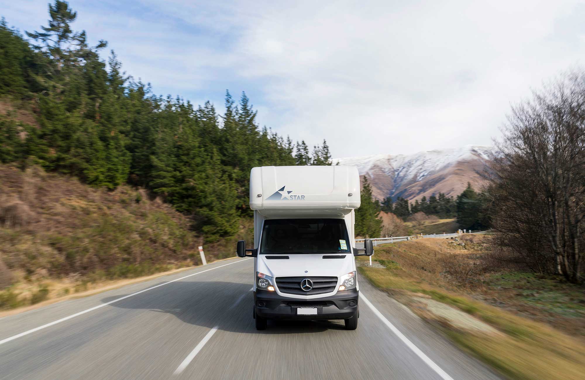 Bobil som kjører på landevei på New Zealand