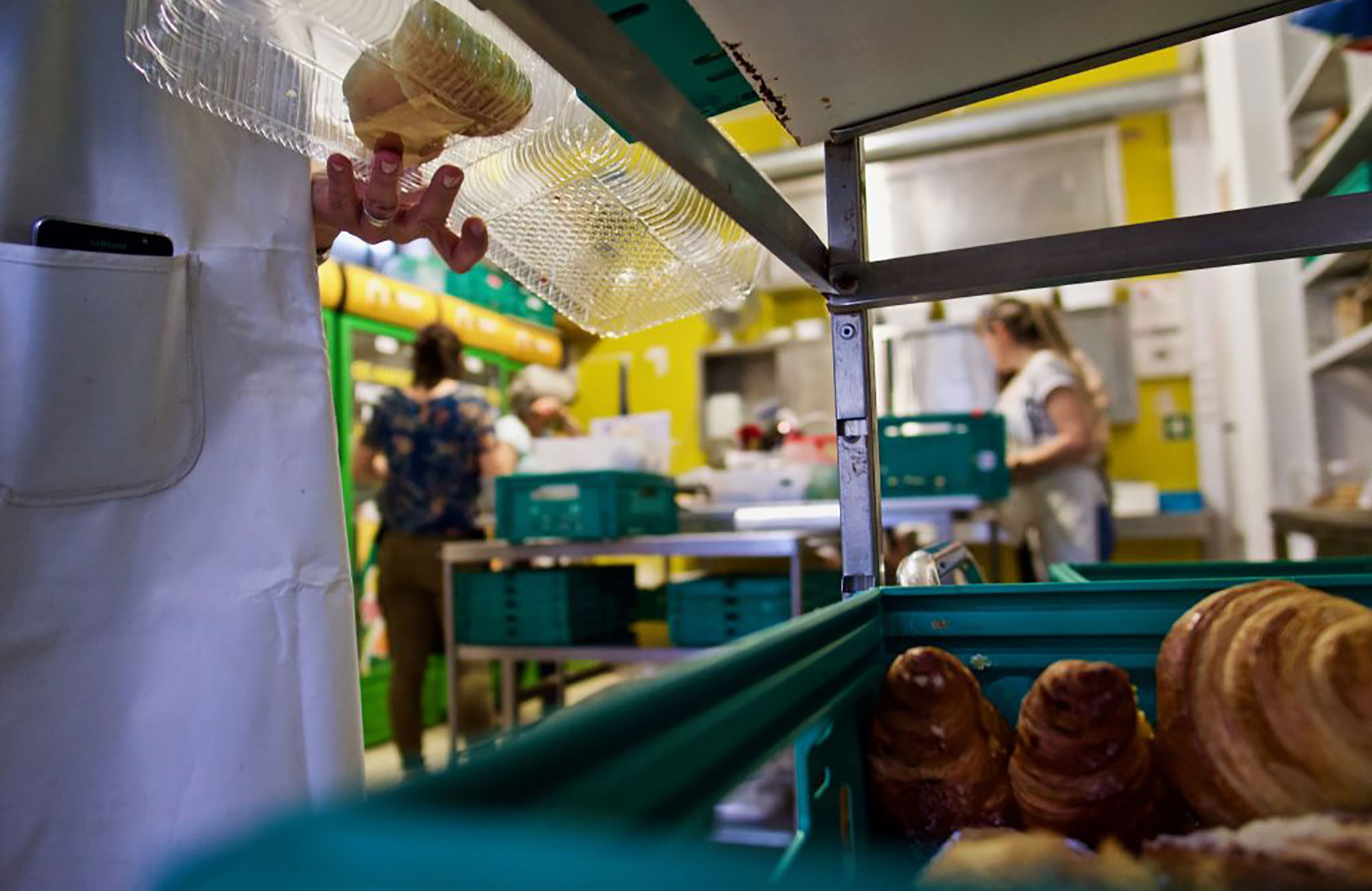 personer som jobber på et kjøkken på et sammfunnsprosjekt i Portugal