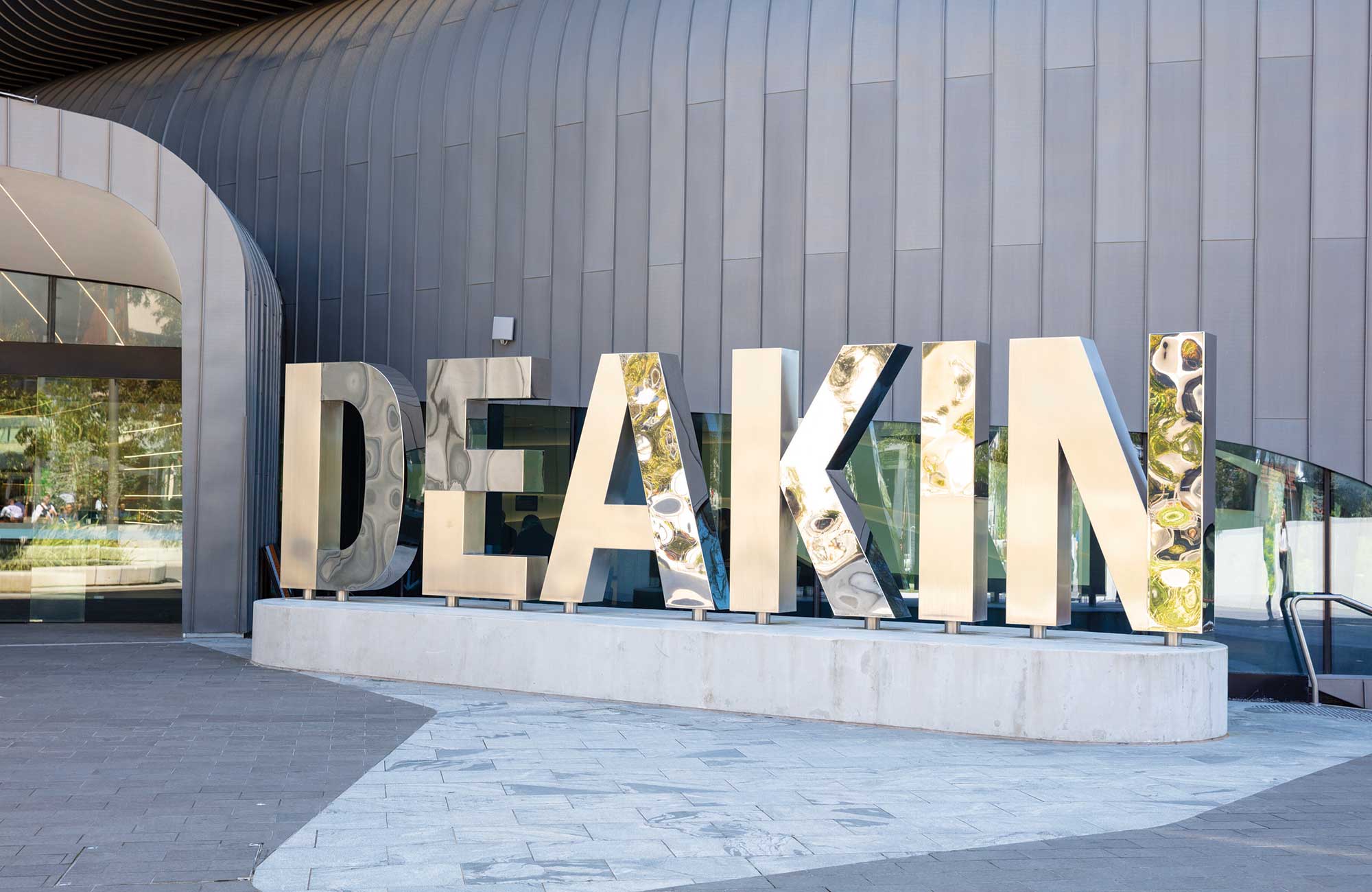 Skilt på utsiden av Deakin University