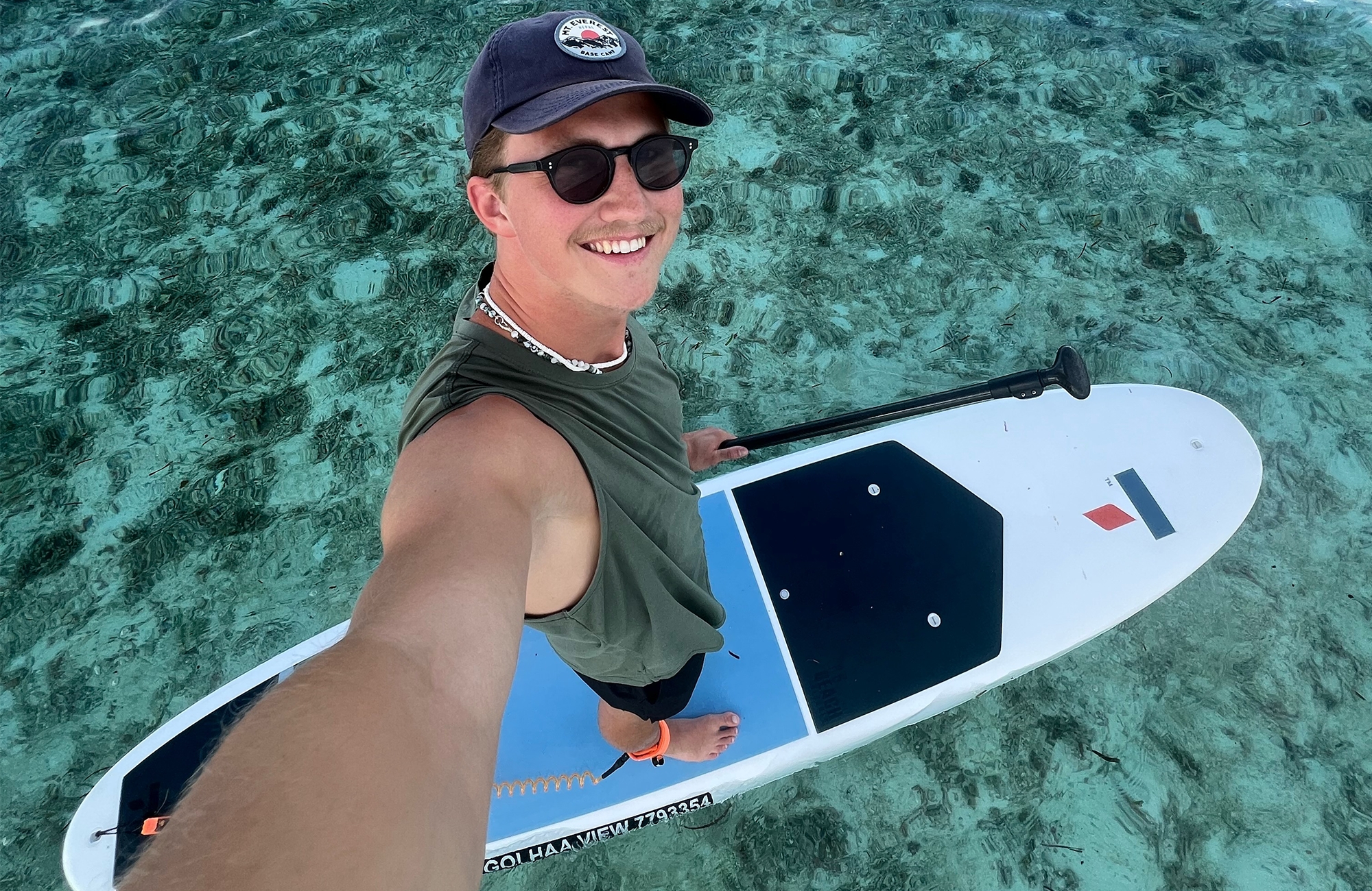 gutt på brett på maldivene. foto.