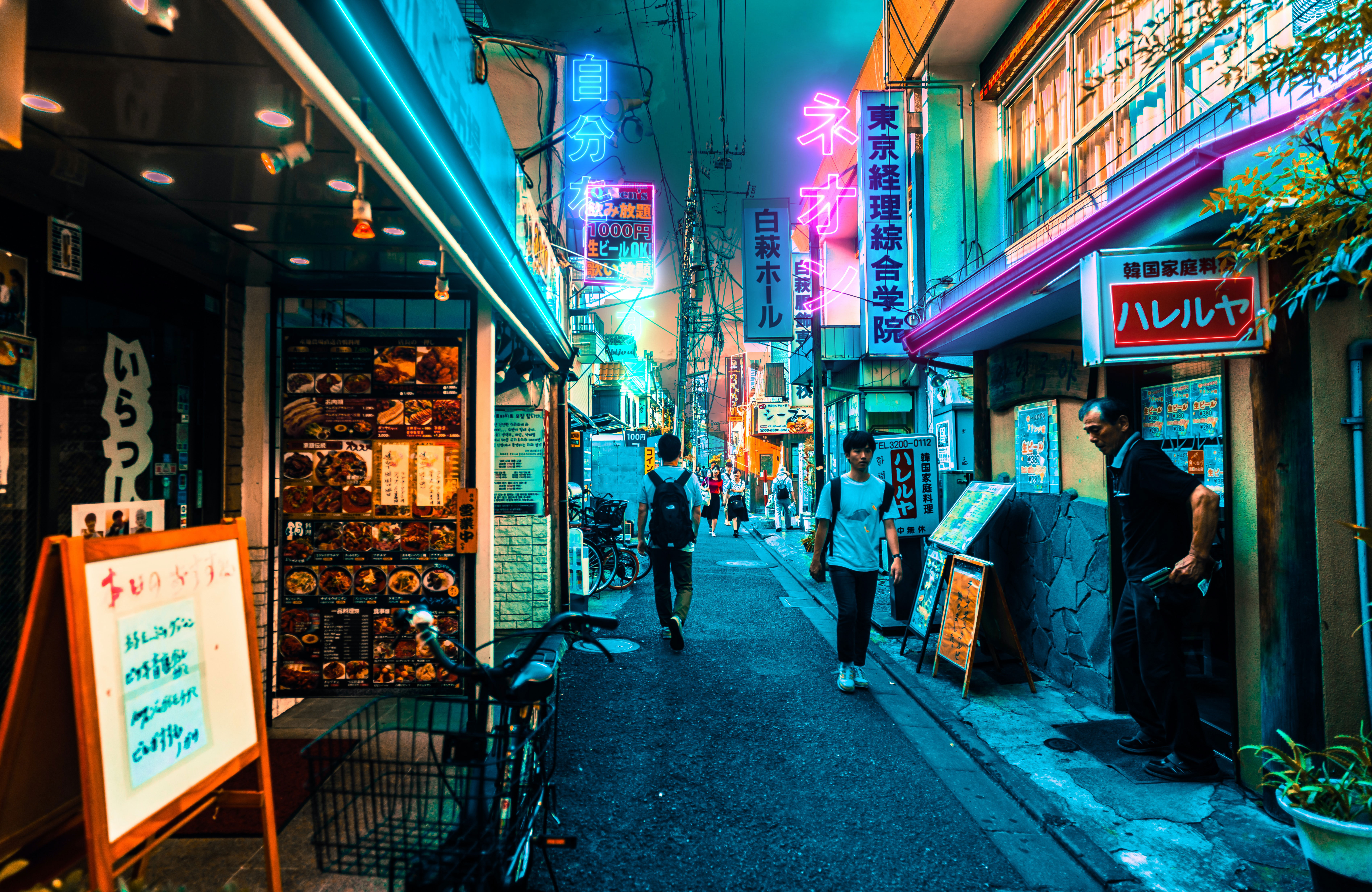 Uteliv og neonlys i Tokyo sentrum om natten