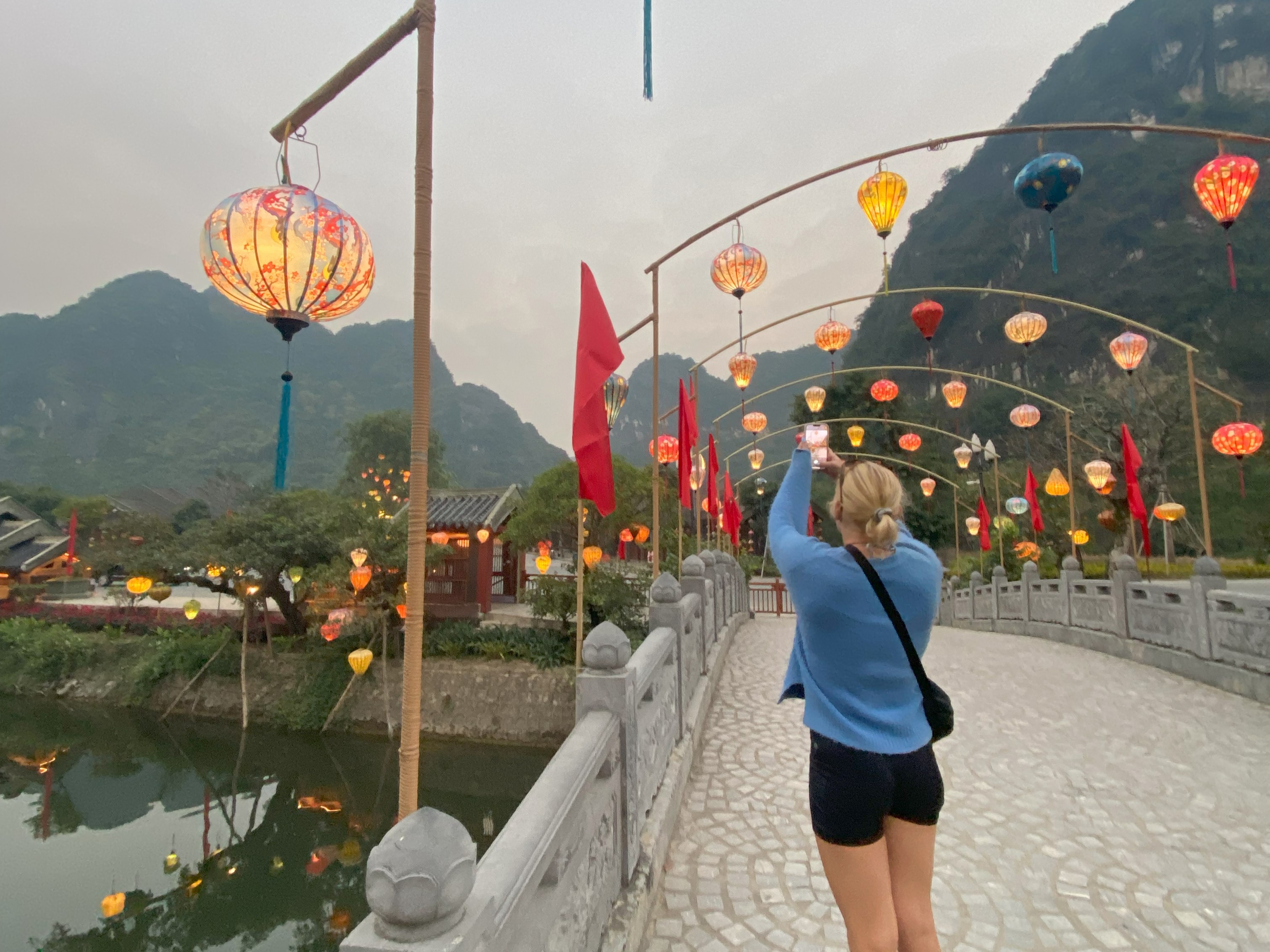 En jente som tar bilde av gatelys i Hoi An, Vietnam. Foto.