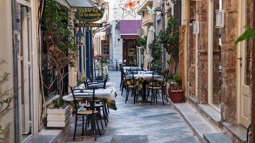 itinerary_mobi_Greece-Syros-Street-Patio-Restaurant---Leo-Tamburri-2011---IMGP5675-LG-RGB-web