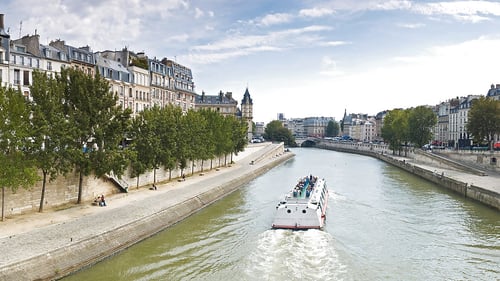 paris-cruise-on-river-seine-bateaux-mouches