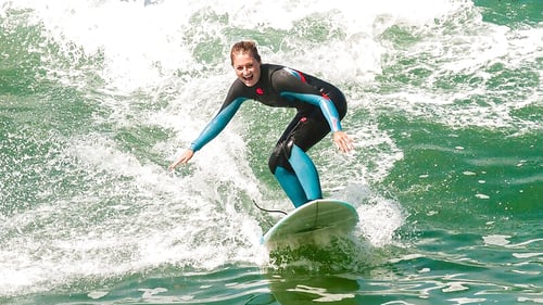 surfer-girl-portugal-1280-720px