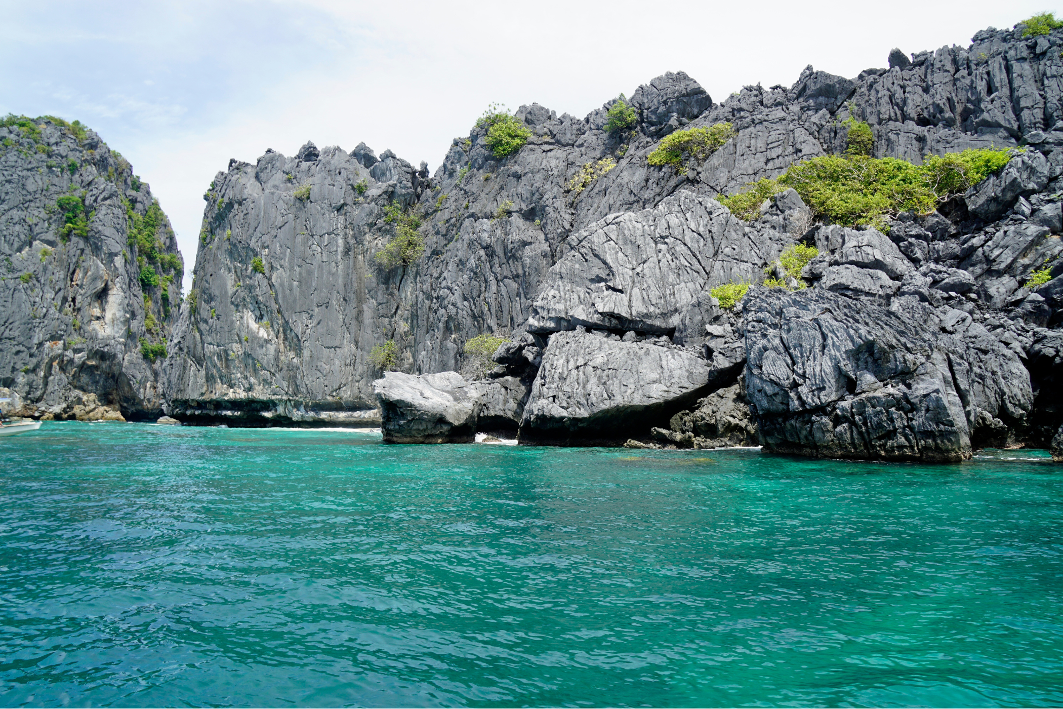 Klipper rager op af havet ved El Nido, Filippinerne 