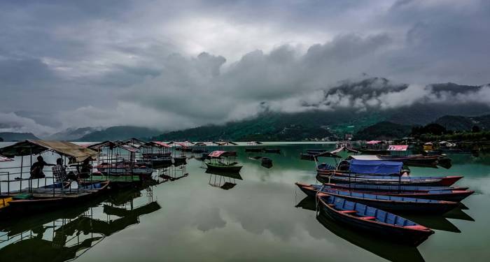 ta deg en båttur på vannet i pokhara