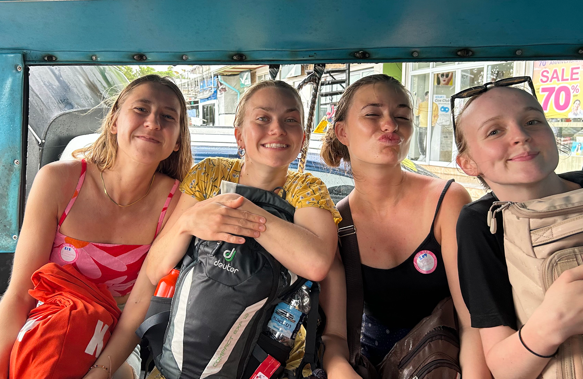 Fire jenter på tur i Thailand.Foto.