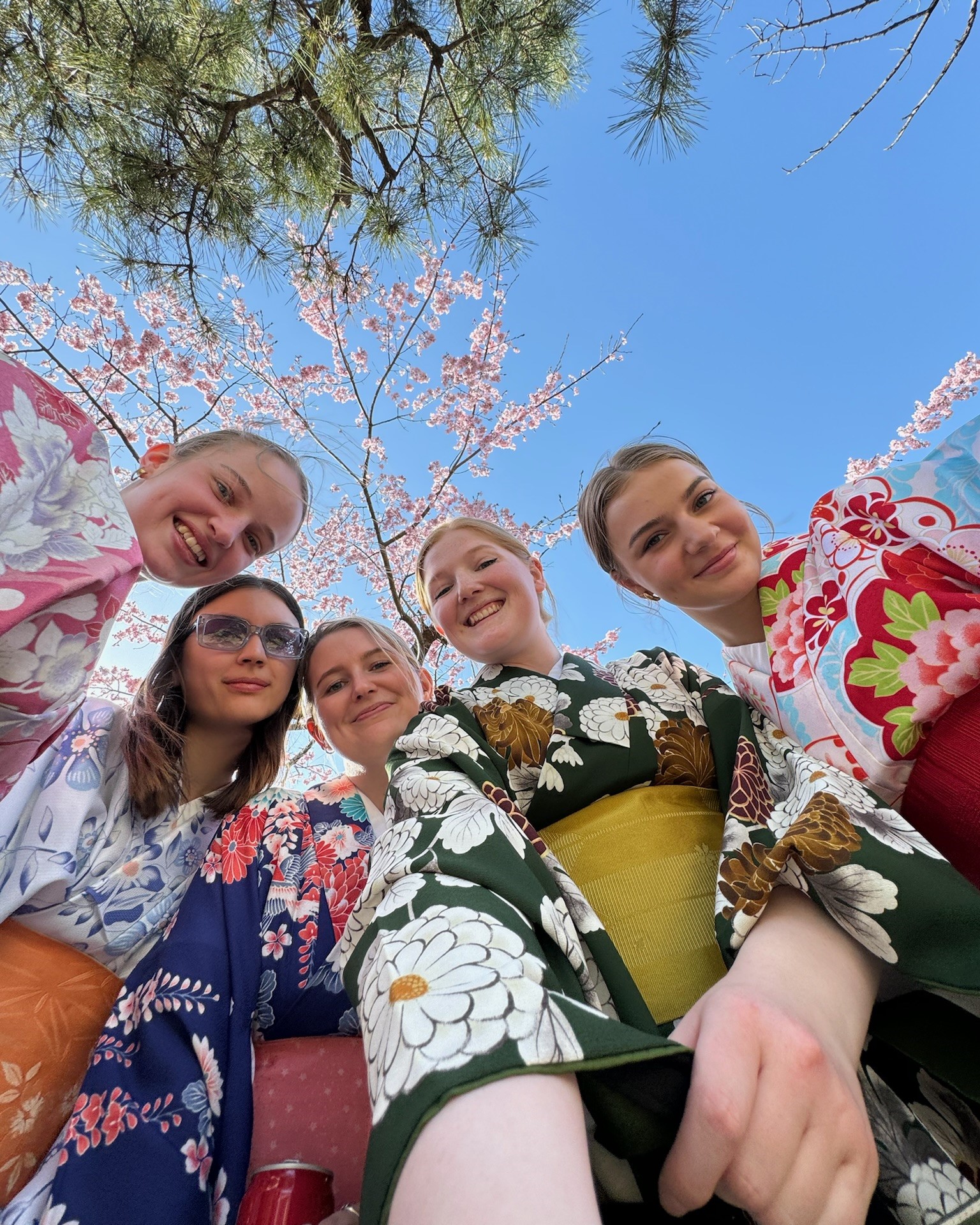 Kvinner med tradisjonelle kjoler i Japan. Foto.
