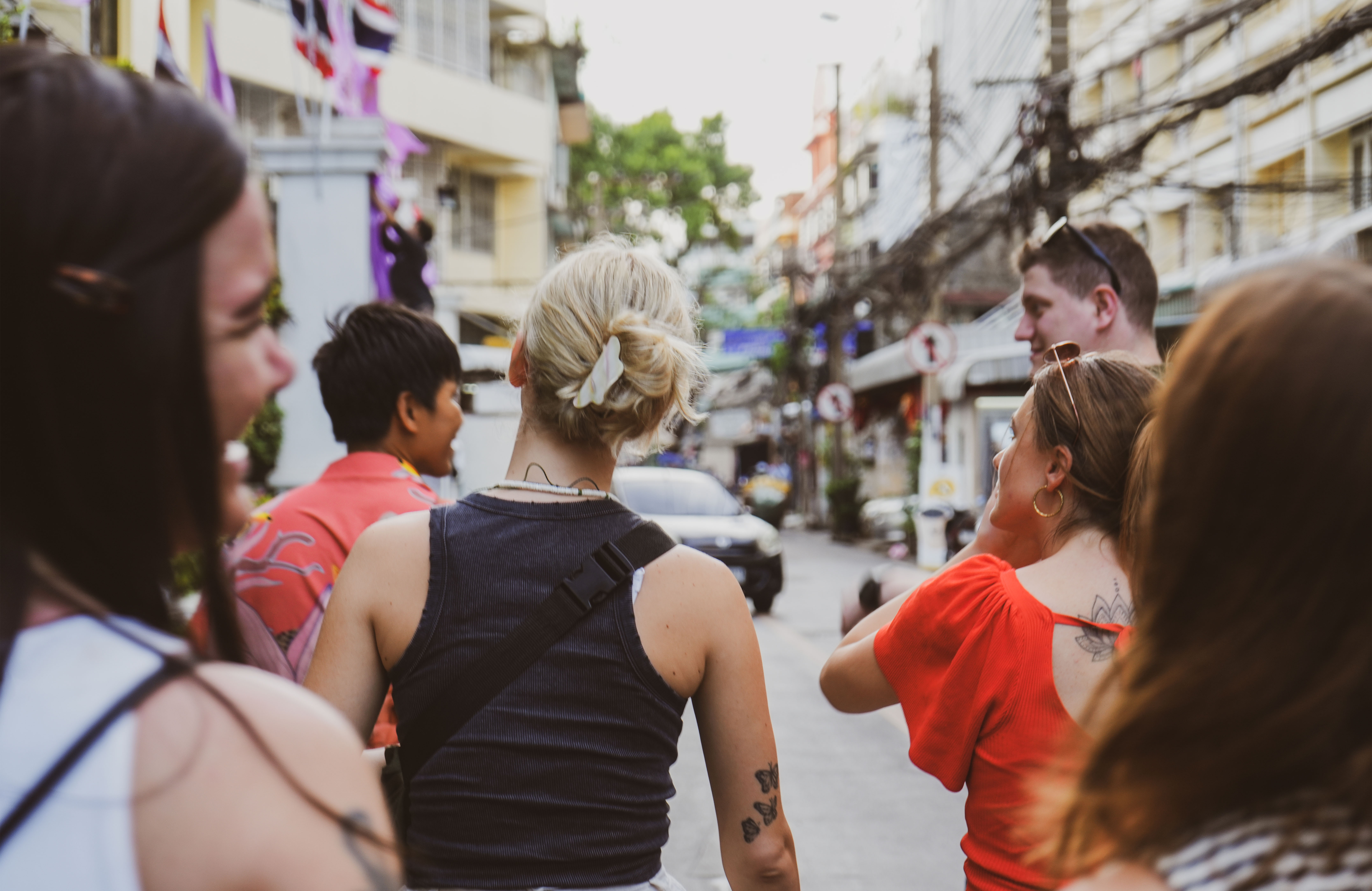 Groep jongeren met een gids in Thailand